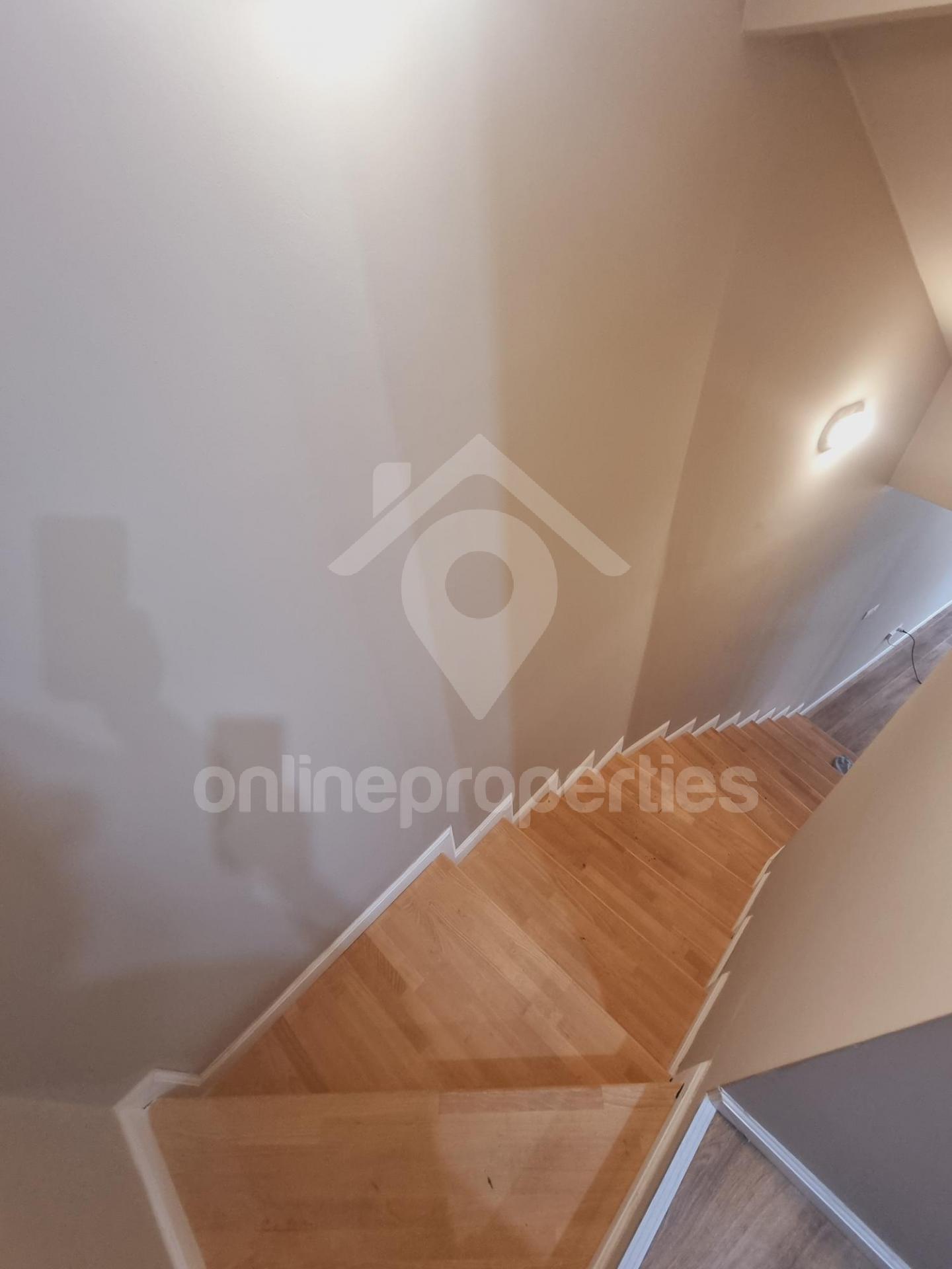 To change image, hover mouse over thumbnails below