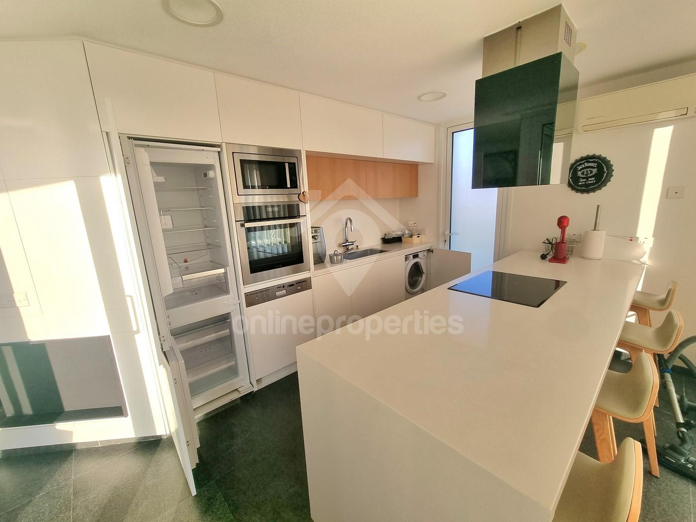 To change image, hover mouse over thumbnails below