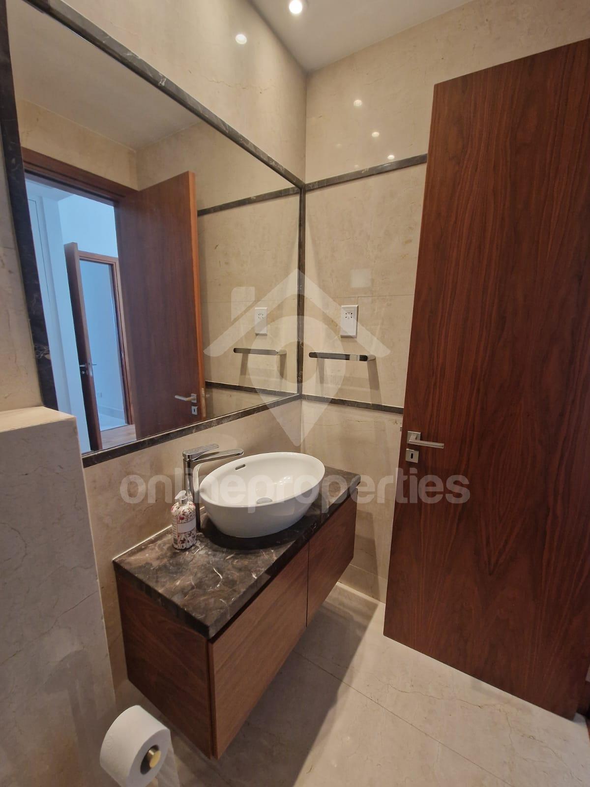 To change image, hover mouse over thumbnails below