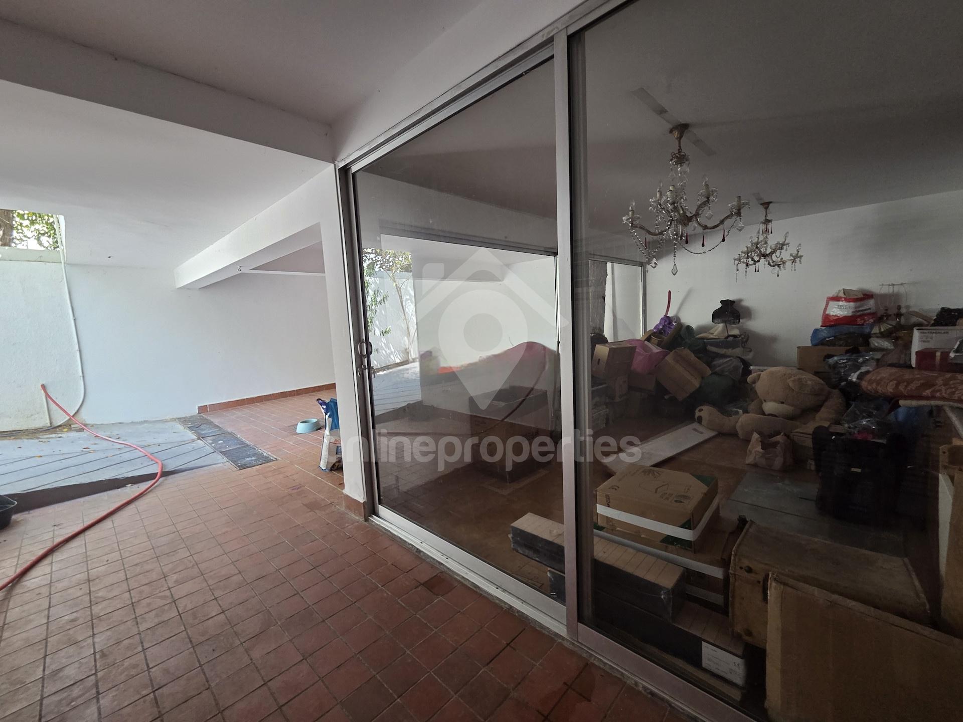 To change image, hover mouse over thumbnails below