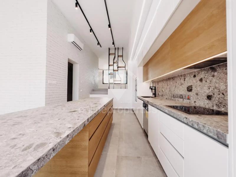 To change image, hover mouse over thumbnails below