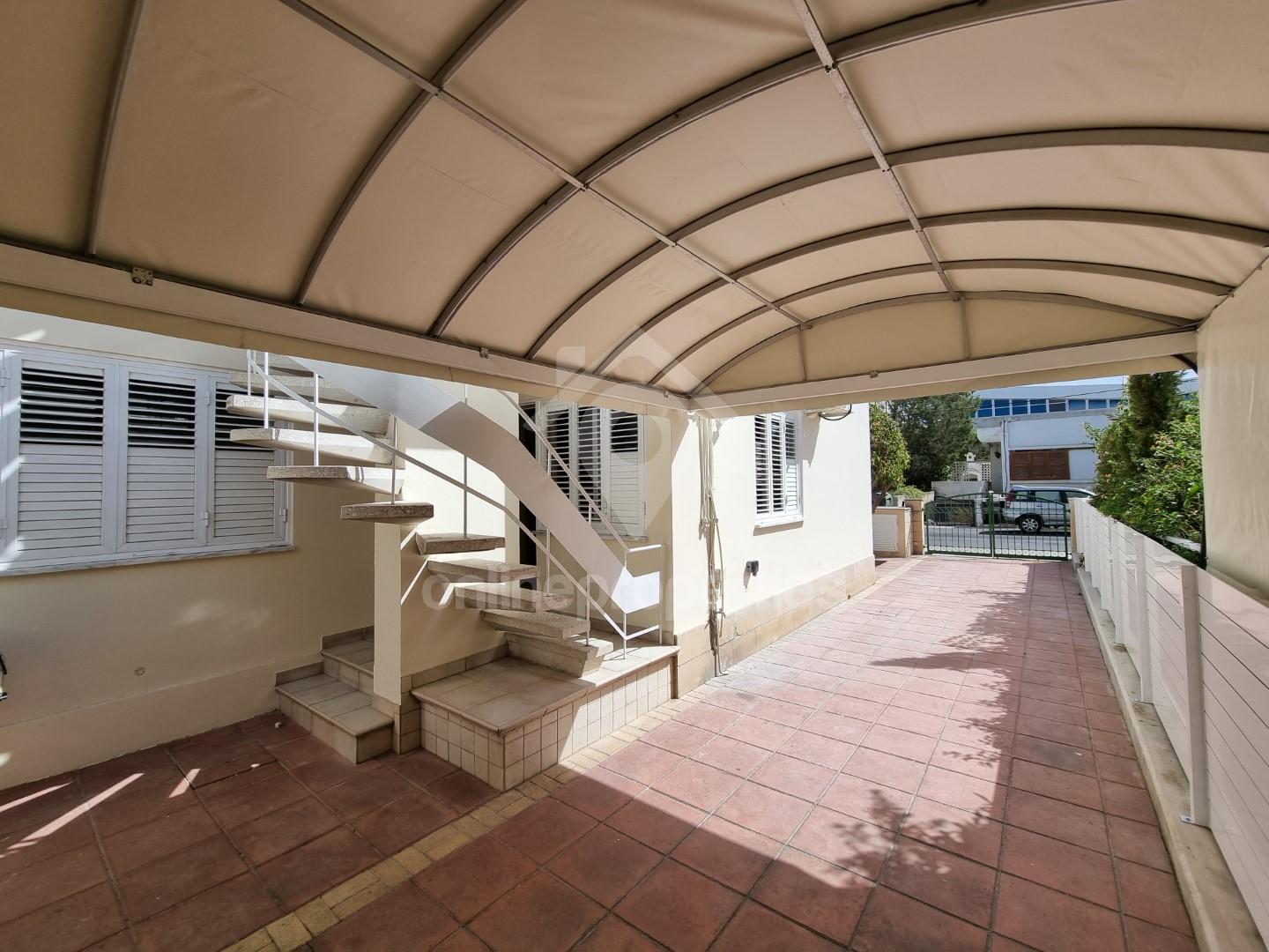 To change image, hover mouse over thumbnails below