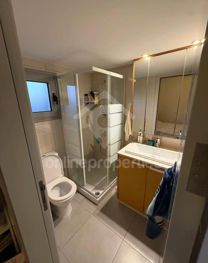 To change image, hover mouse over thumbnails below