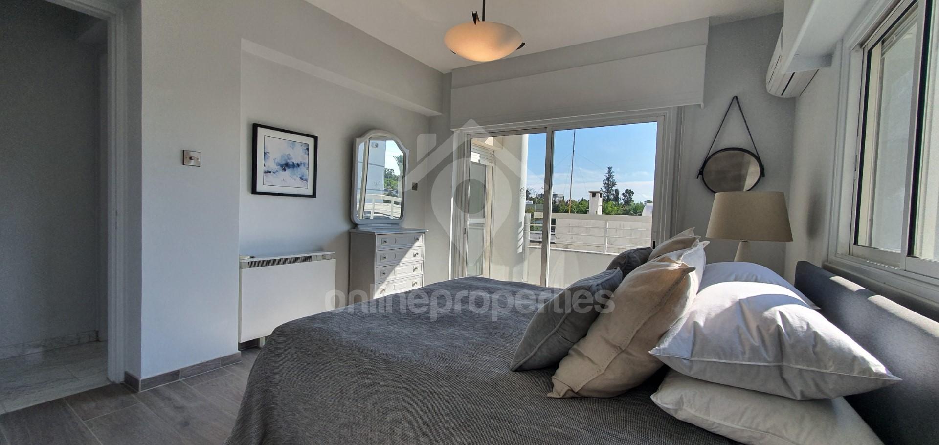 To change image, hover mouse over thumbnails below