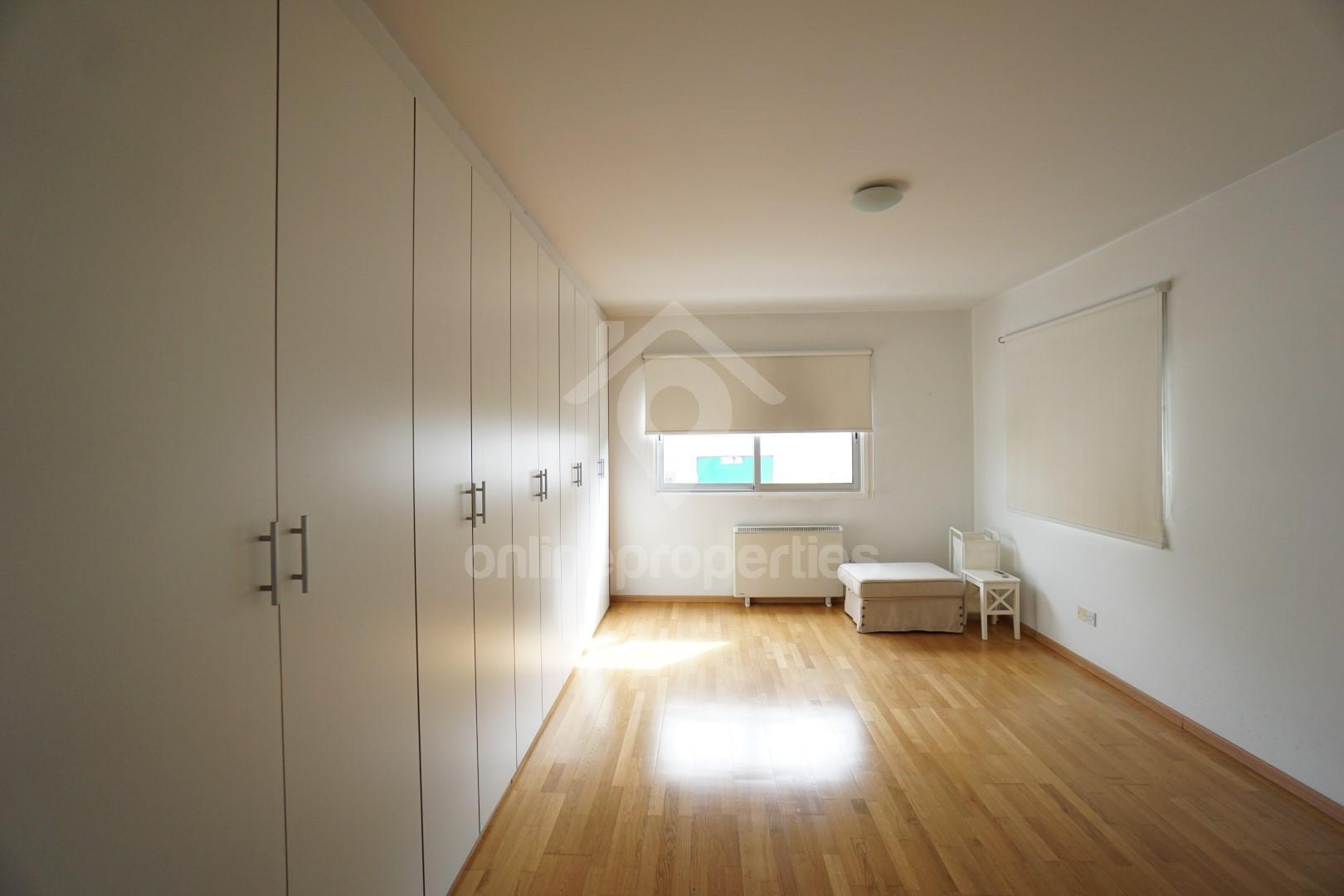 To change image, hover mouse over thumbnails below