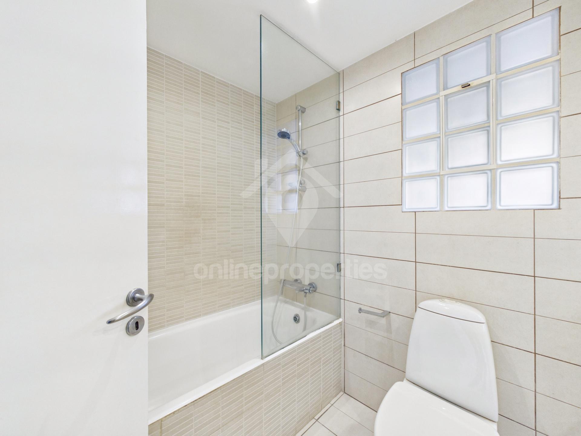 To change image, hover mouse over thumbnails below