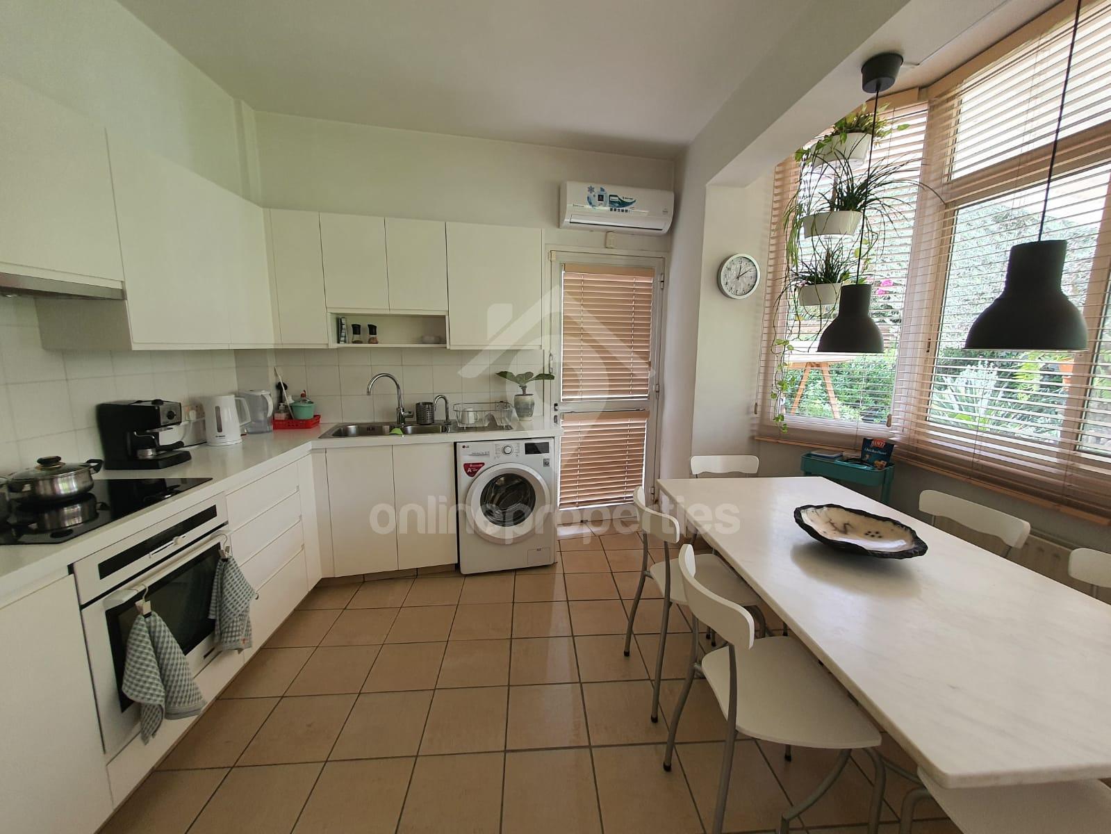 To change image, hover mouse over thumbnails below