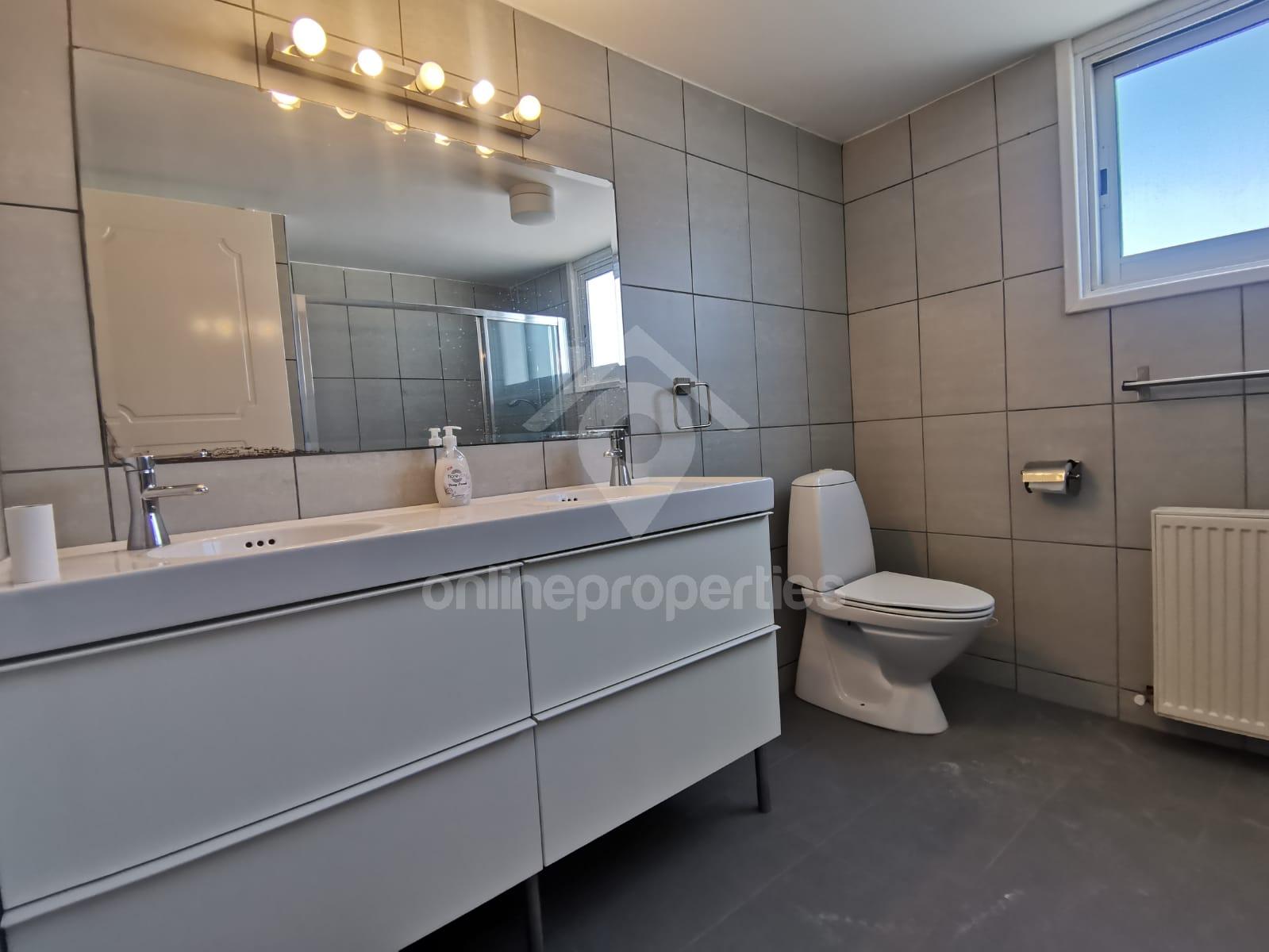 To change image, hover mouse over thumbnails below