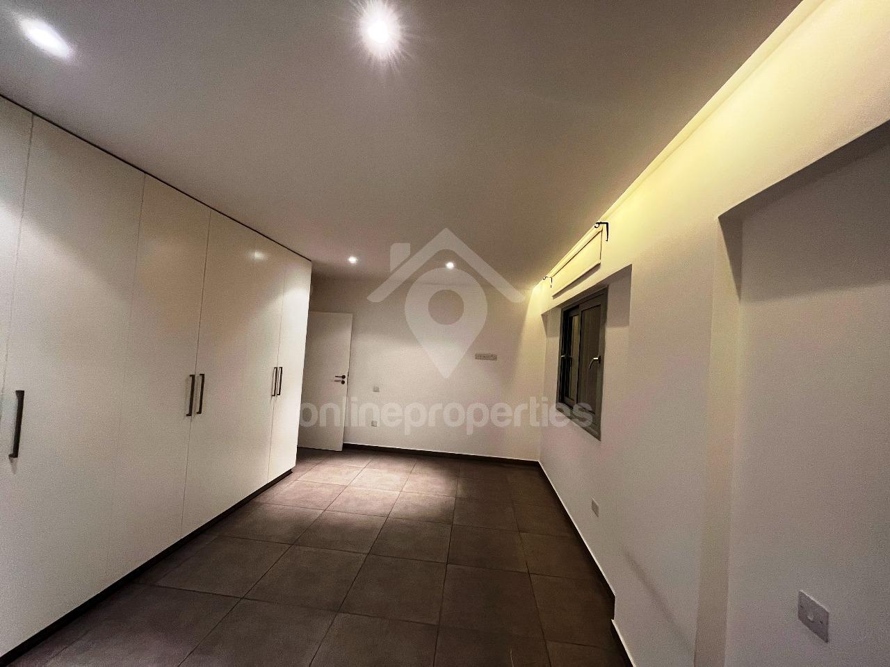 To change image, hover mouse over thumbnails below