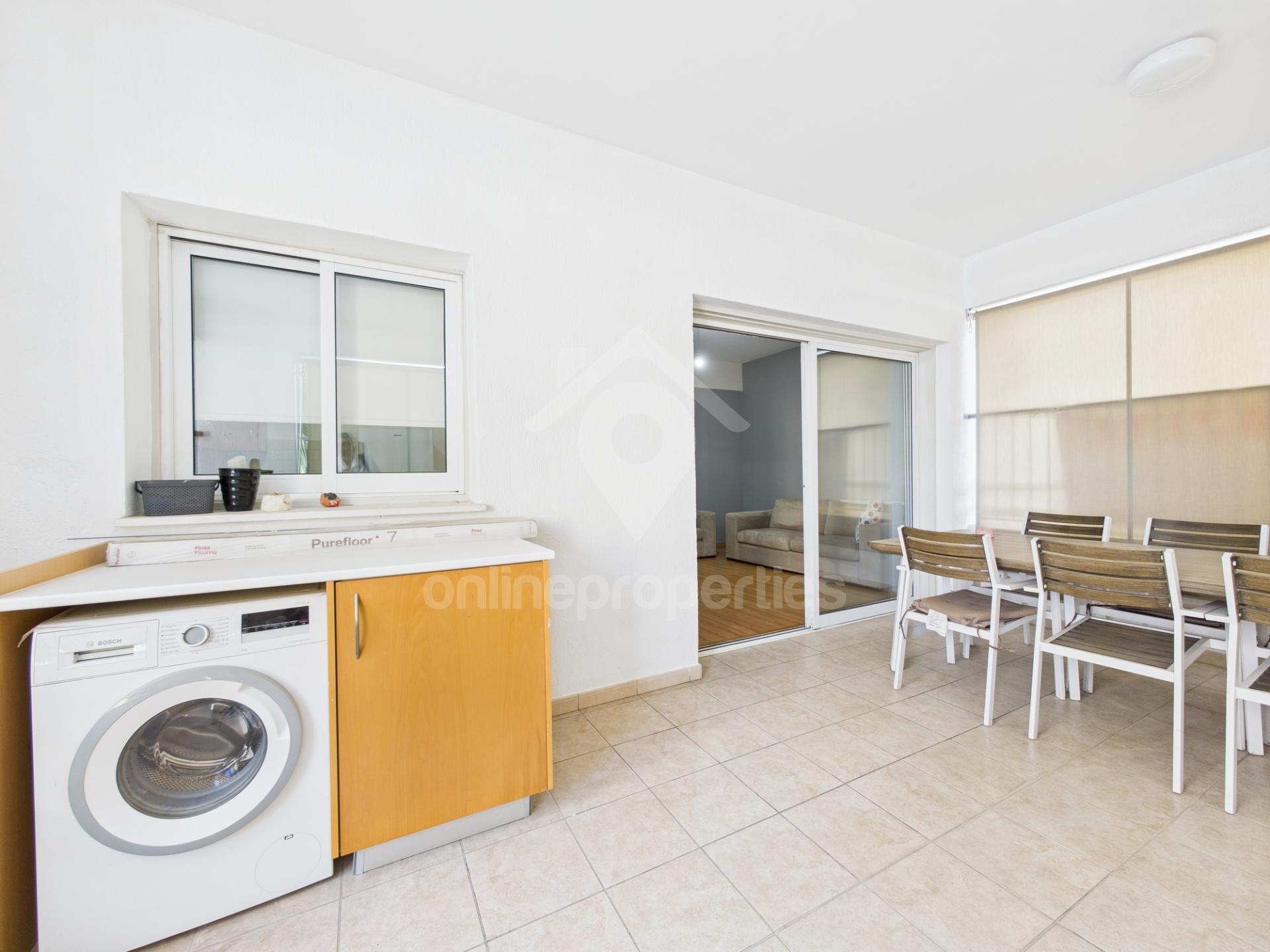 To change image, hover mouse over thumbnails below