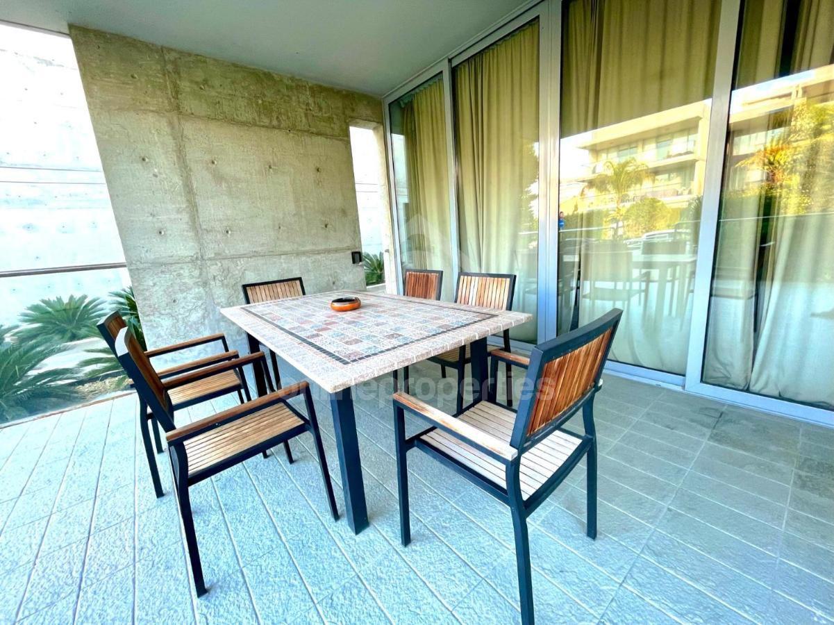 To change image, hover mouse over thumbnails below