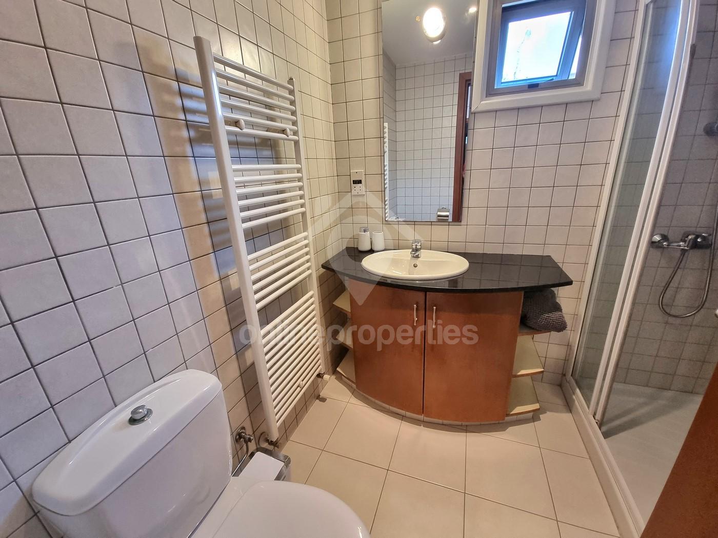 To change image, hover mouse over thumbnails below