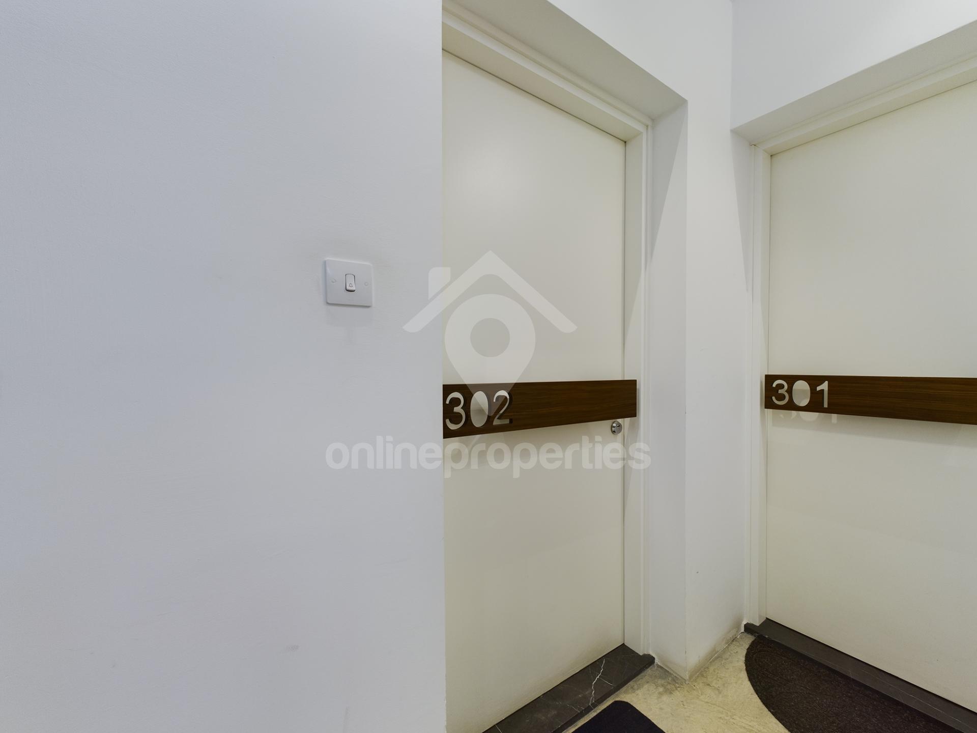 To change image, hover mouse over thumbnails below