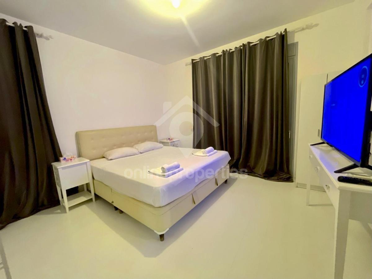 To change image, hover mouse over thumbnails below