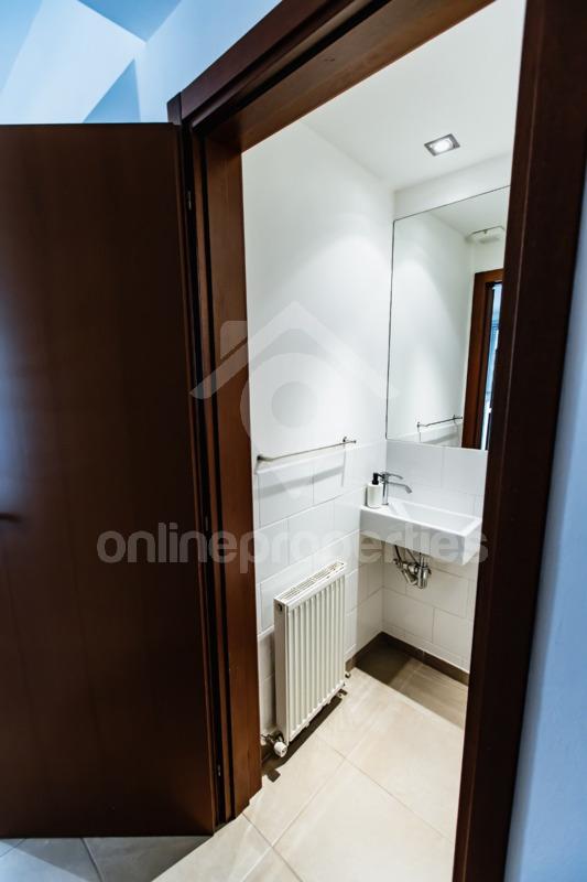 To change image, hover mouse over thumbnails below