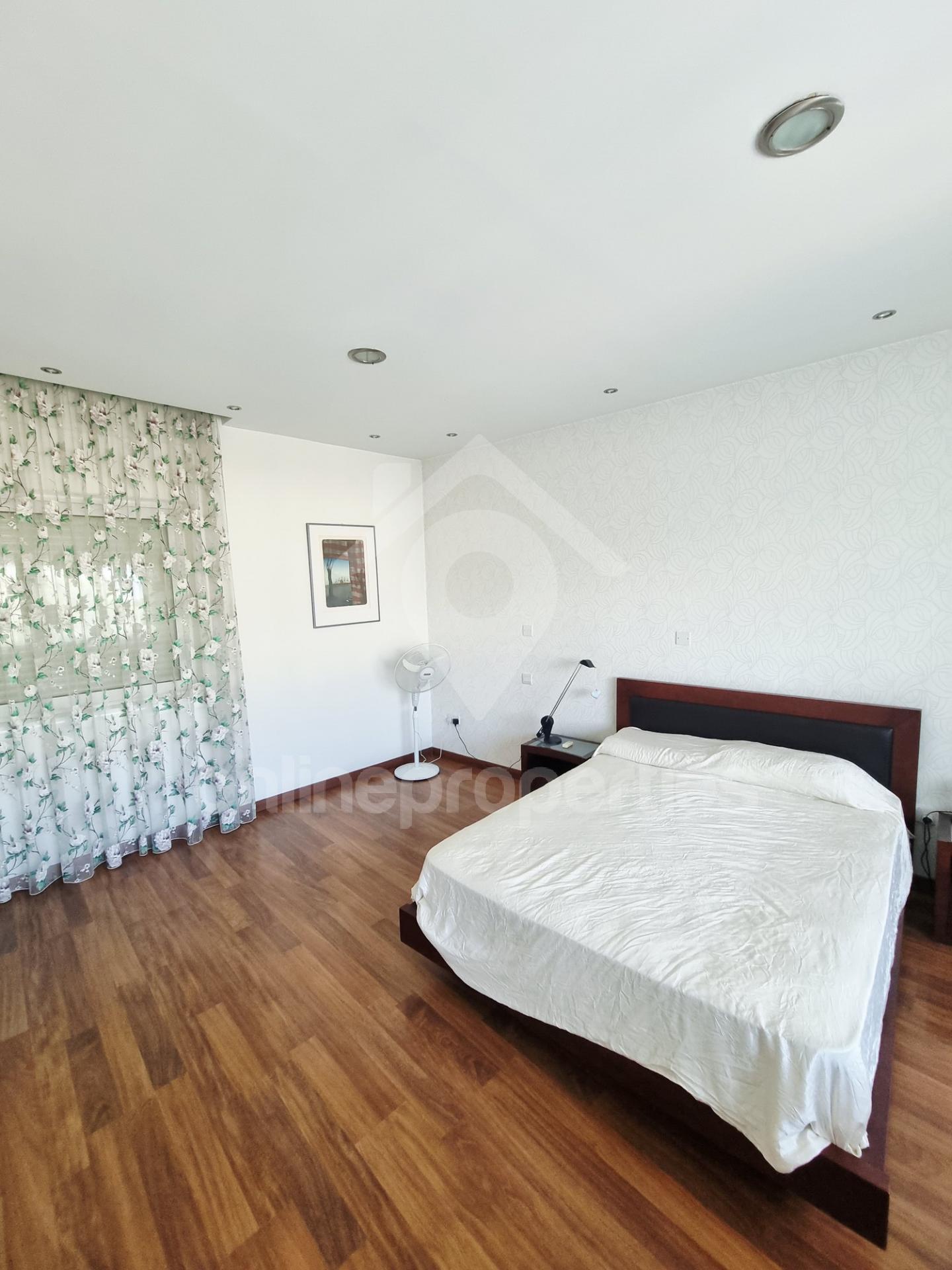 To change image, hover mouse over thumbnails below