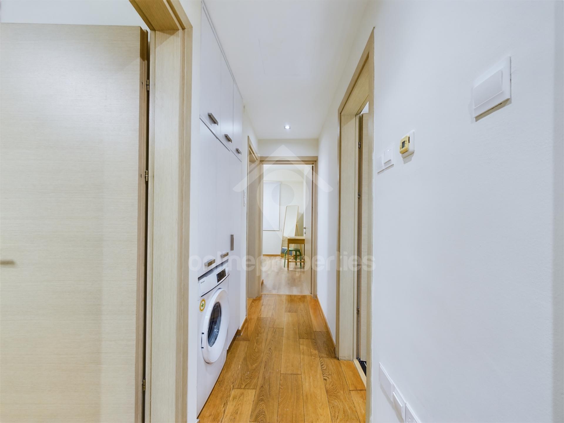 To change image, hover mouse over thumbnails below