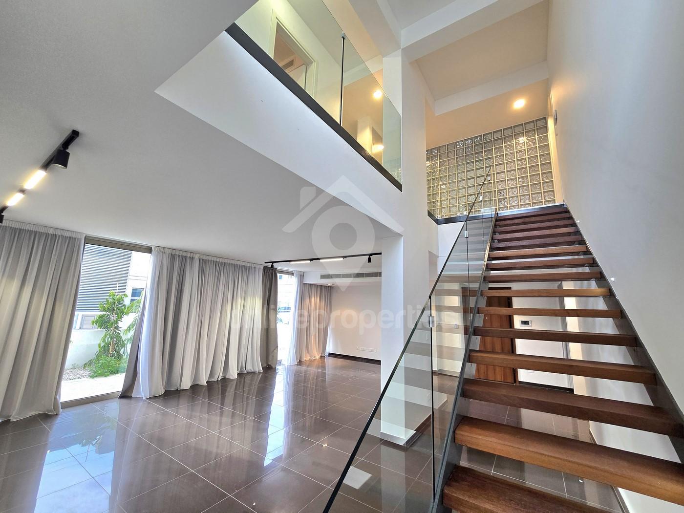 To change image, hover mouse over thumbnails below