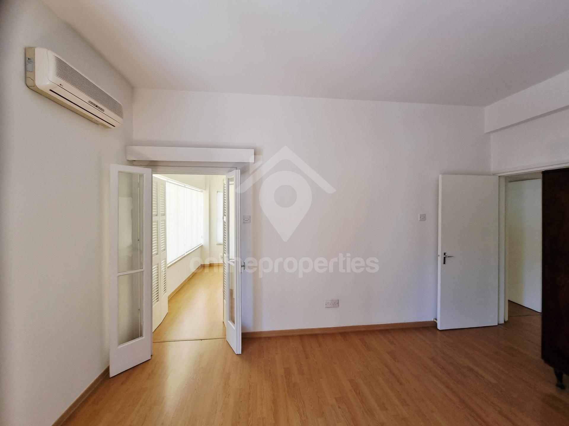 To change image, hover mouse over thumbnails below