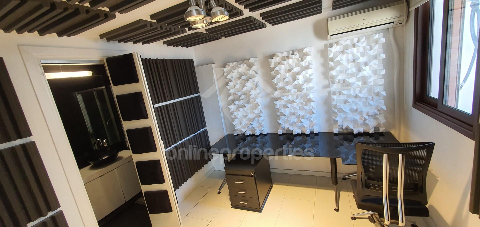 To change image, hover mouse over thumbnails below