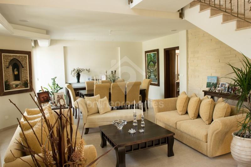 To change image, hover mouse over thumbnails below