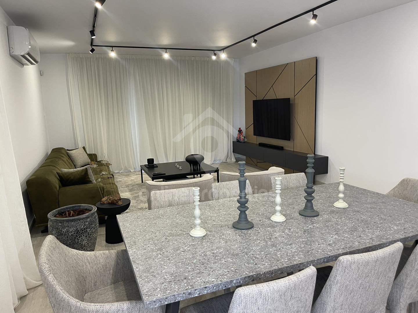 To change image, hover mouse over thumbnails below