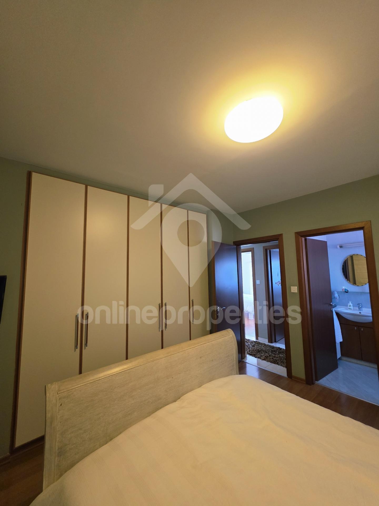 To change image, hover mouse over thumbnails below