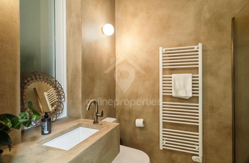 To change image, hover mouse over thumbnails below