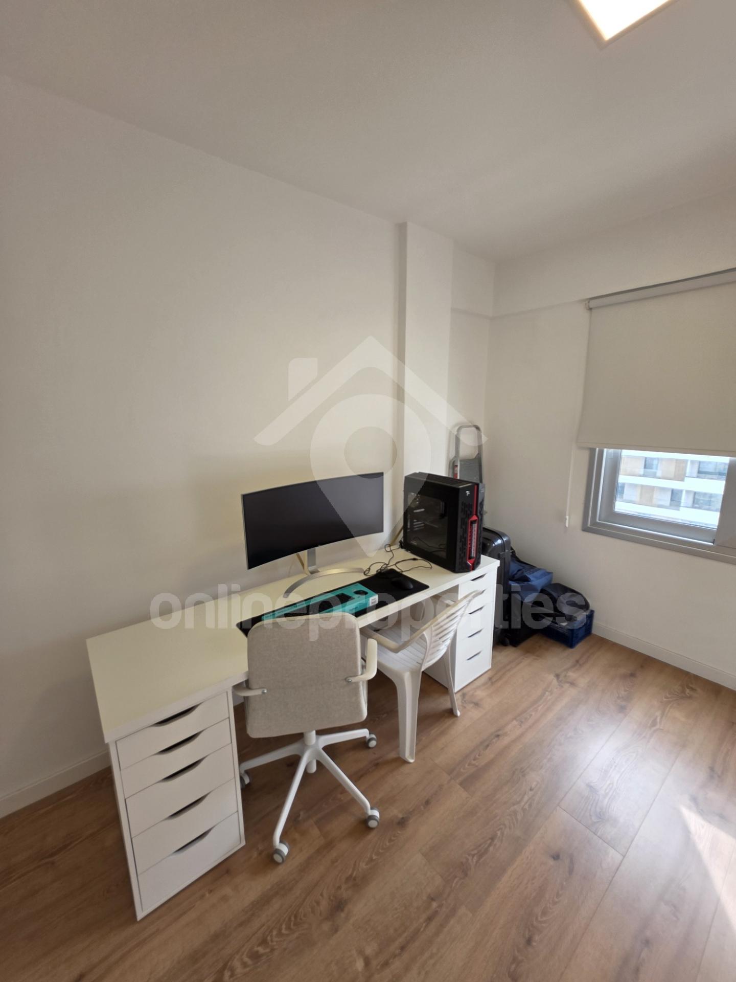 To change image, hover mouse over thumbnails below