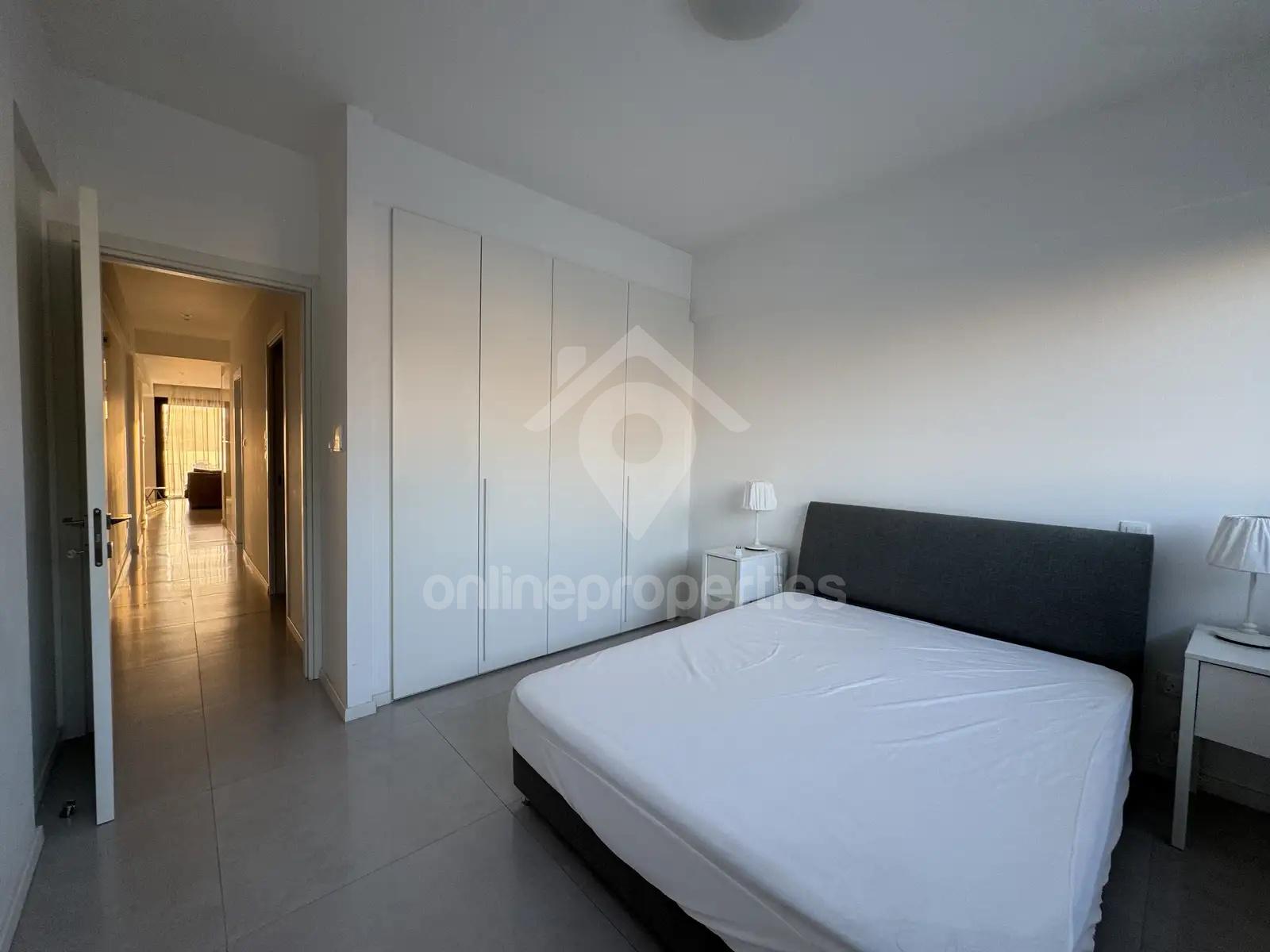 To change image, hover mouse over thumbnails below