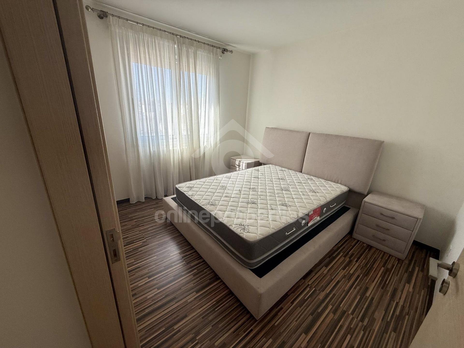 To change image, hover mouse over thumbnails below