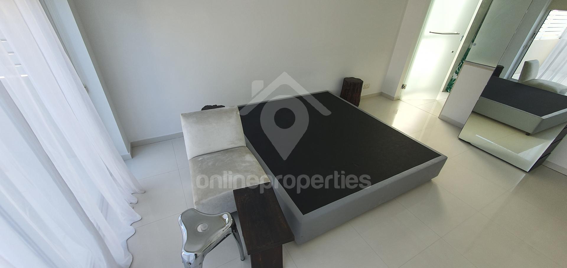 To change image, hover mouse over thumbnails below