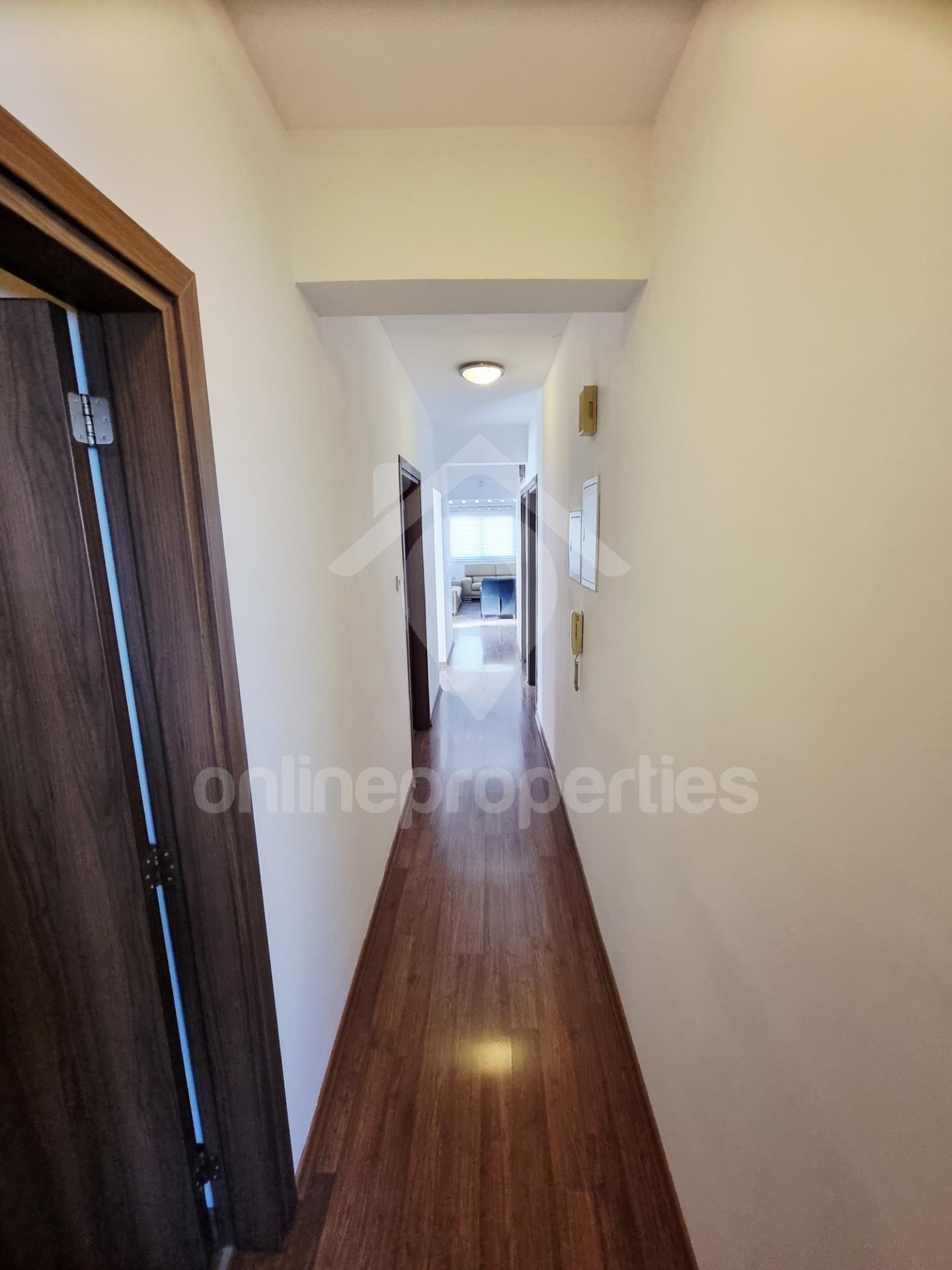 To change image, hover mouse over thumbnails below