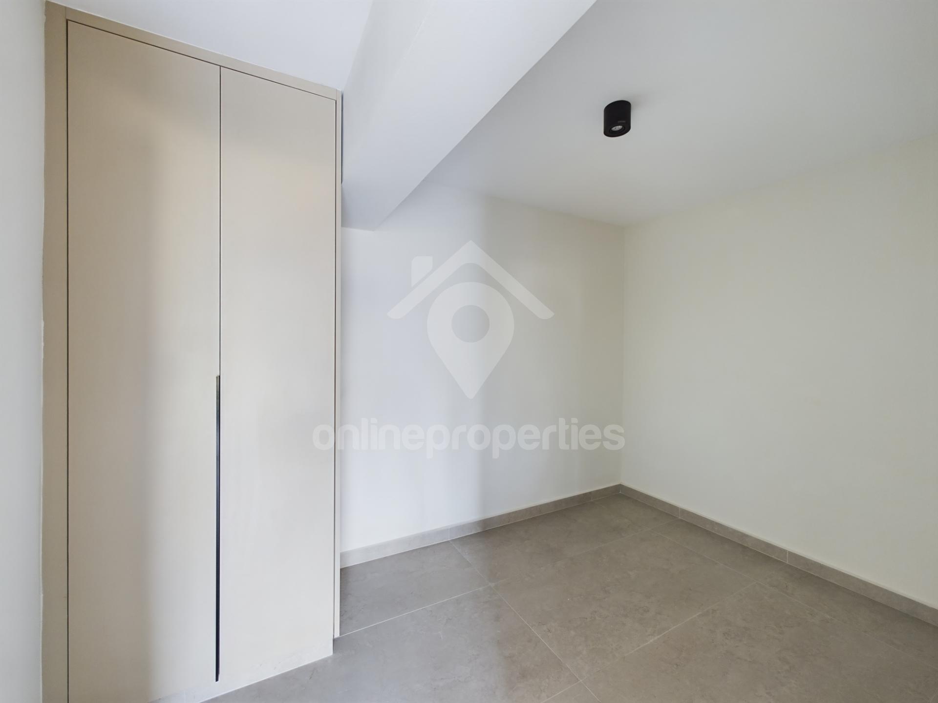 To change image, hover mouse over thumbnails below