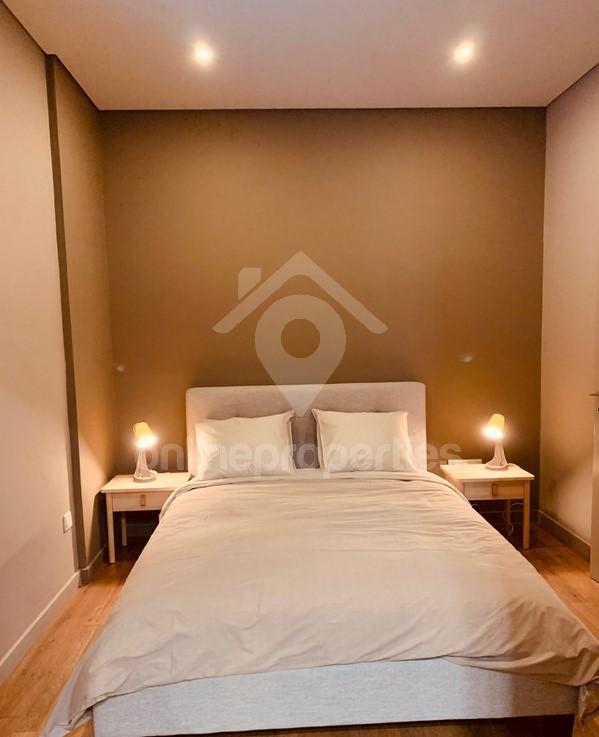 To change image, hover mouse over thumbnails below