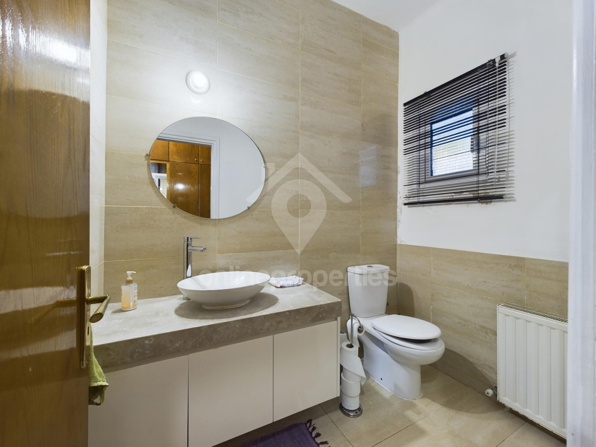 To change image, hover mouse over thumbnails below