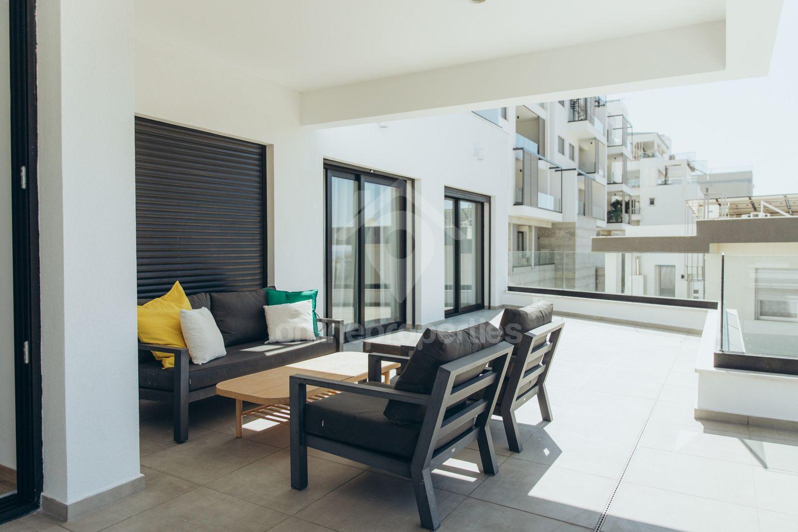 To change image, hover mouse over thumbnails below