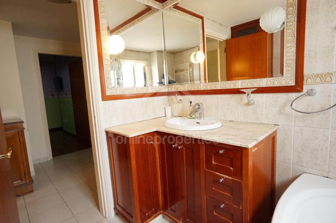 To change image, hover mouse over thumbnails below