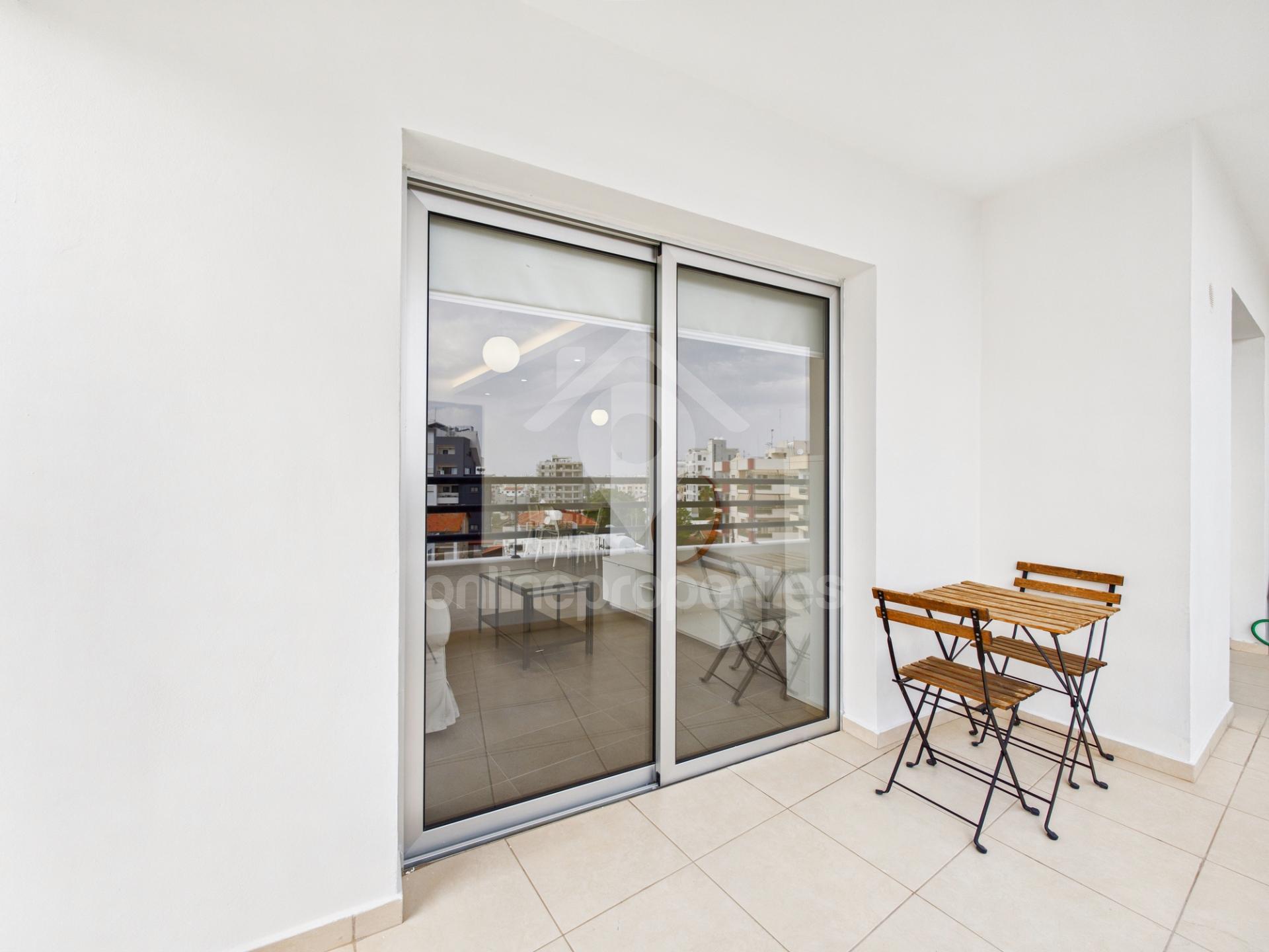 To change image, hover mouse over thumbnails below