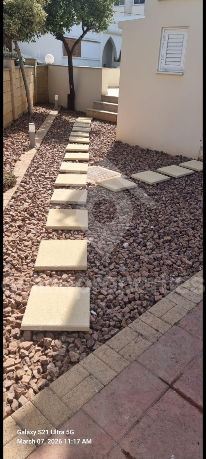 To change image, hover mouse over thumbnails below