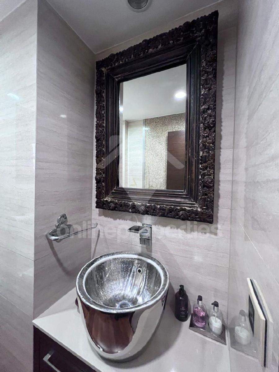 To change image, hover mouse over thumbnails below