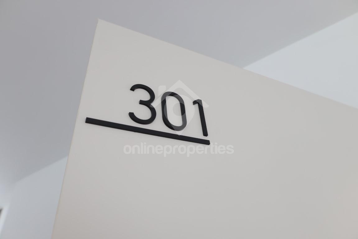 To change image, hover mouse over thumbnails below