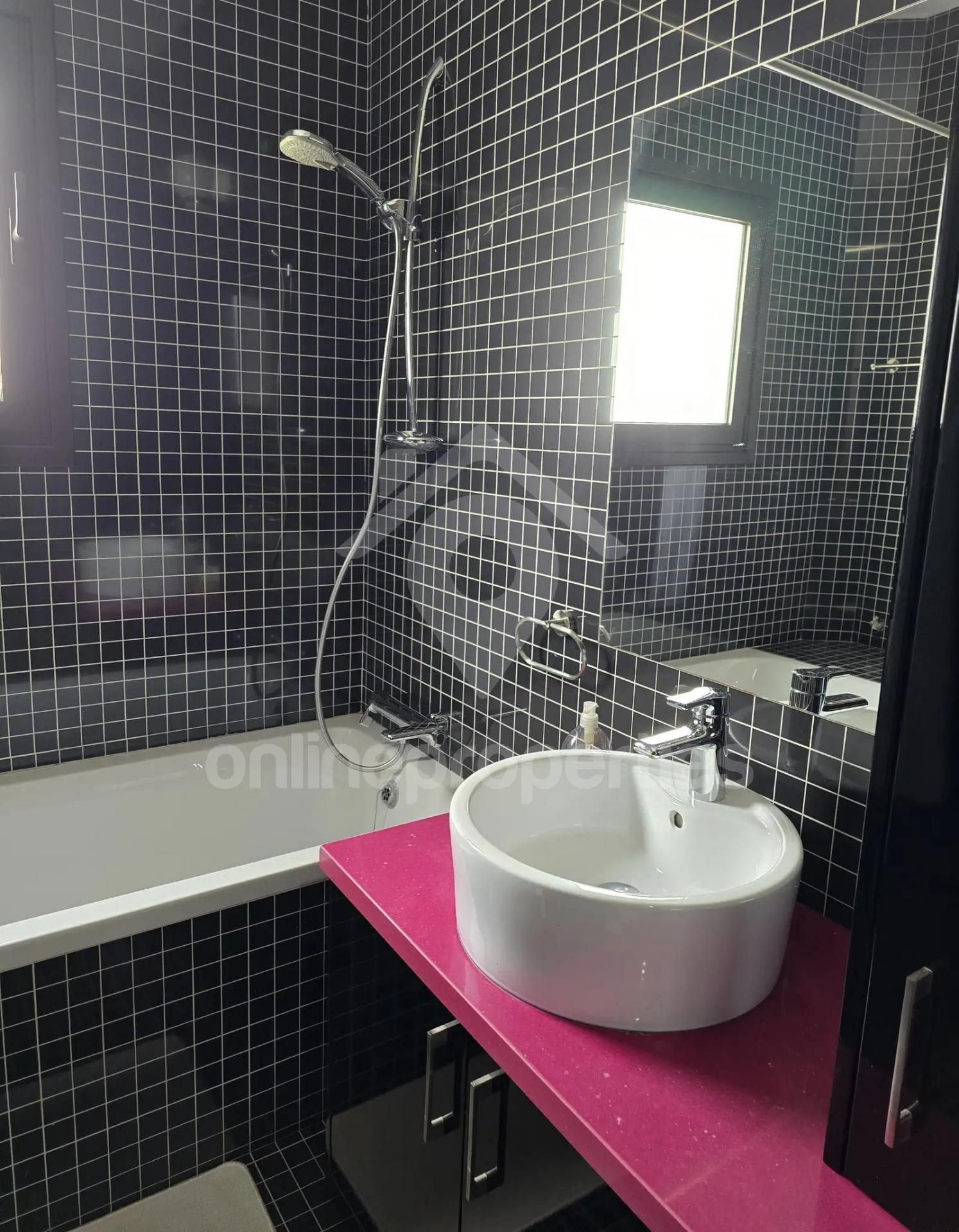 To change image, hover mouse over thumbnails below