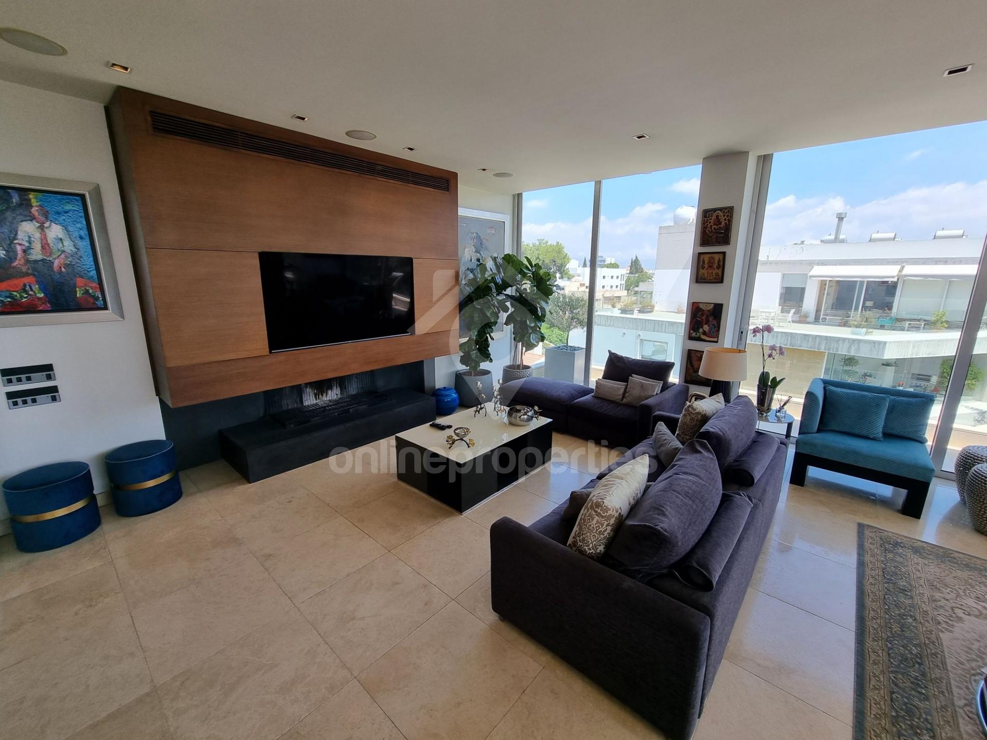 An exclusive and bright penthouse  of 4 bedrooms