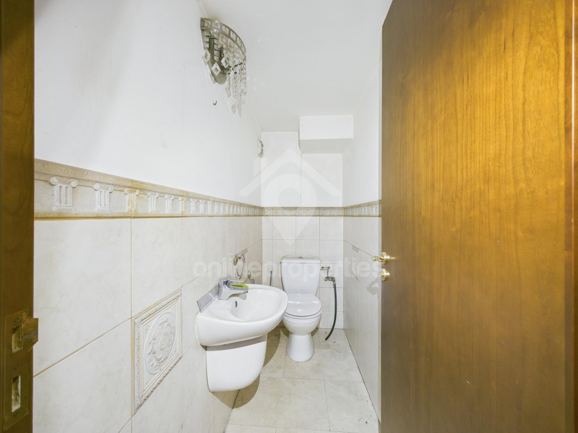 To change image, hover mouse over thumbnails below