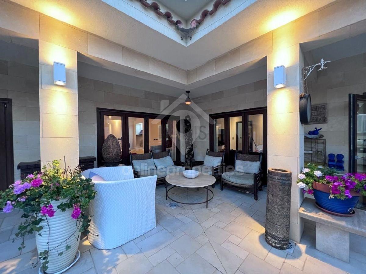 To change image, hover mouse over thumbnails below