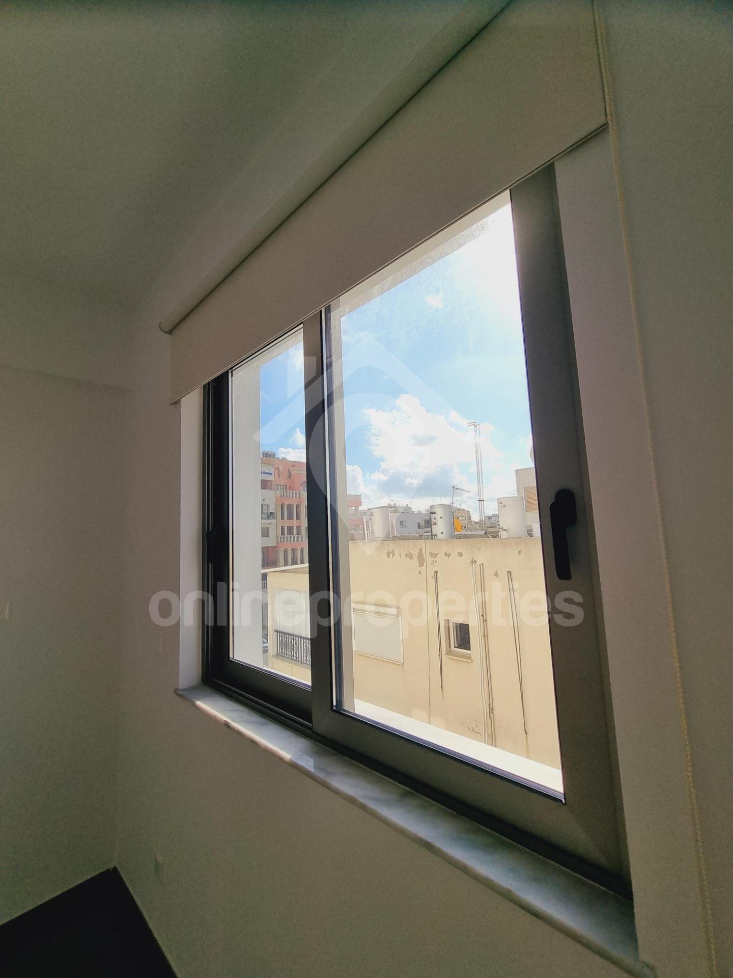 To change image, hover mouse over thumbnails below