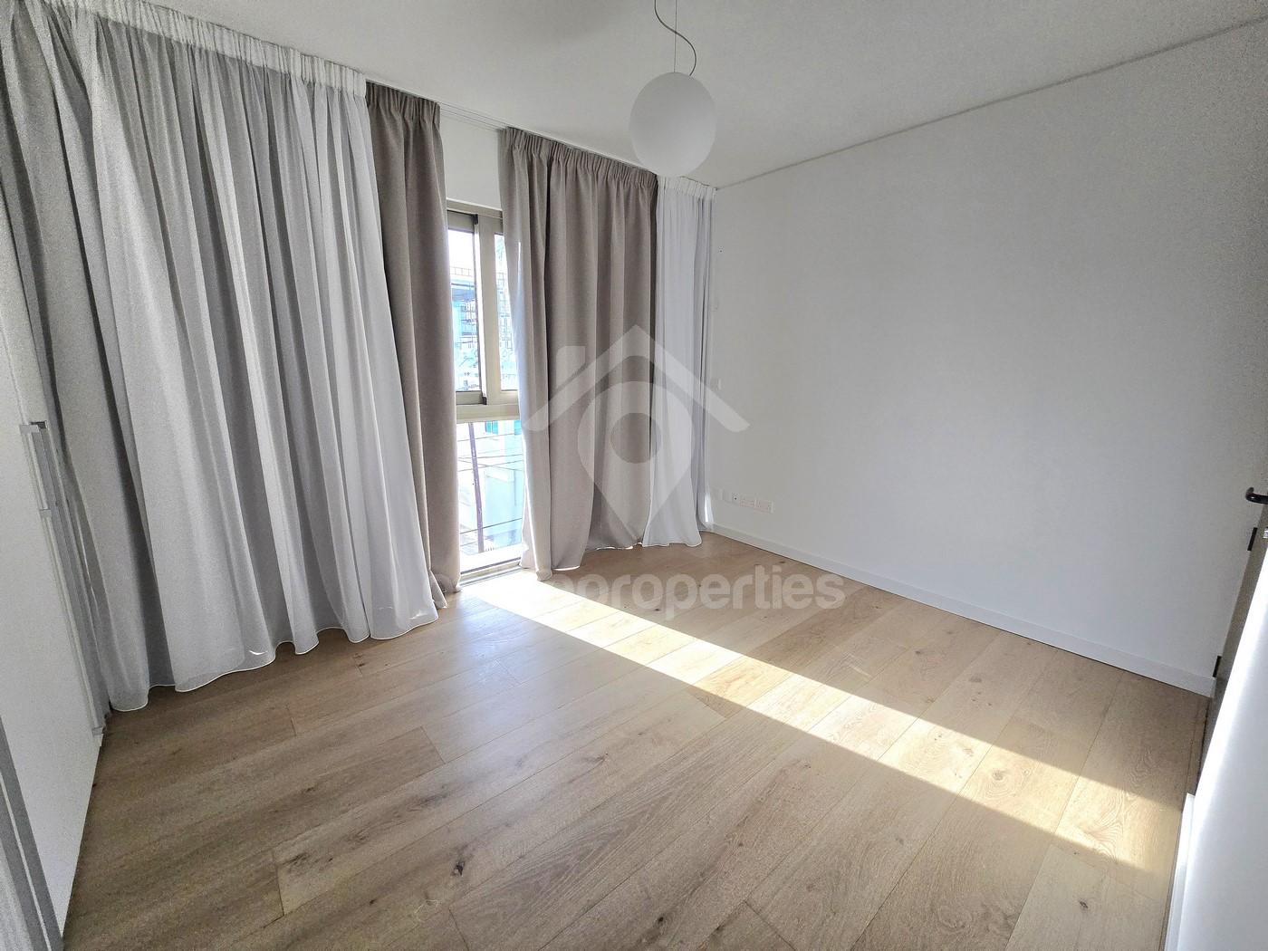 To change image, hover mouse over thumbnails below