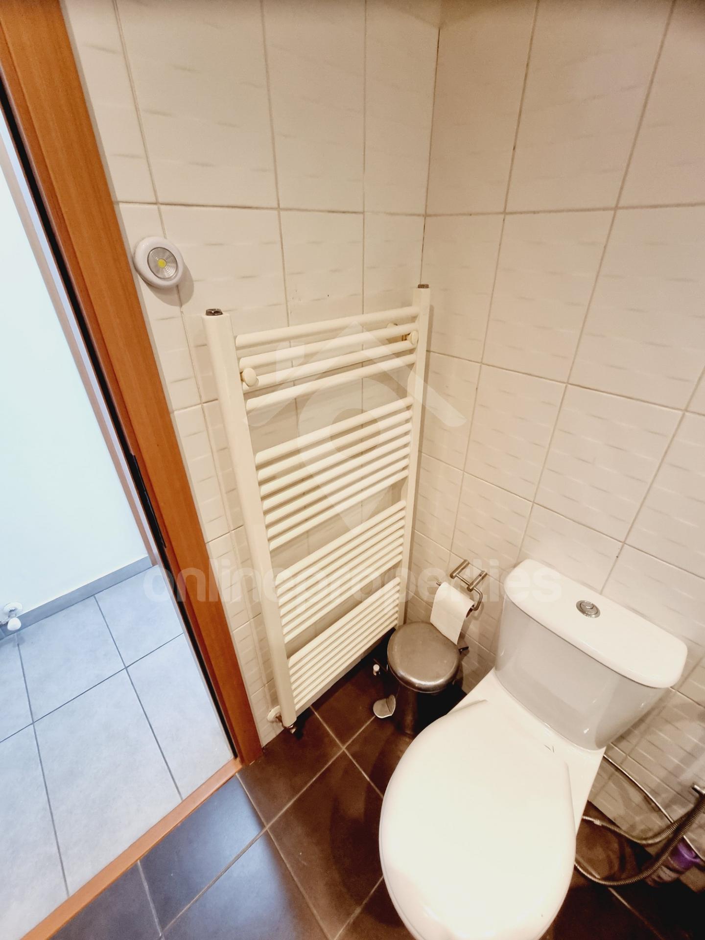 To change image, hover mouse over thumbnails below