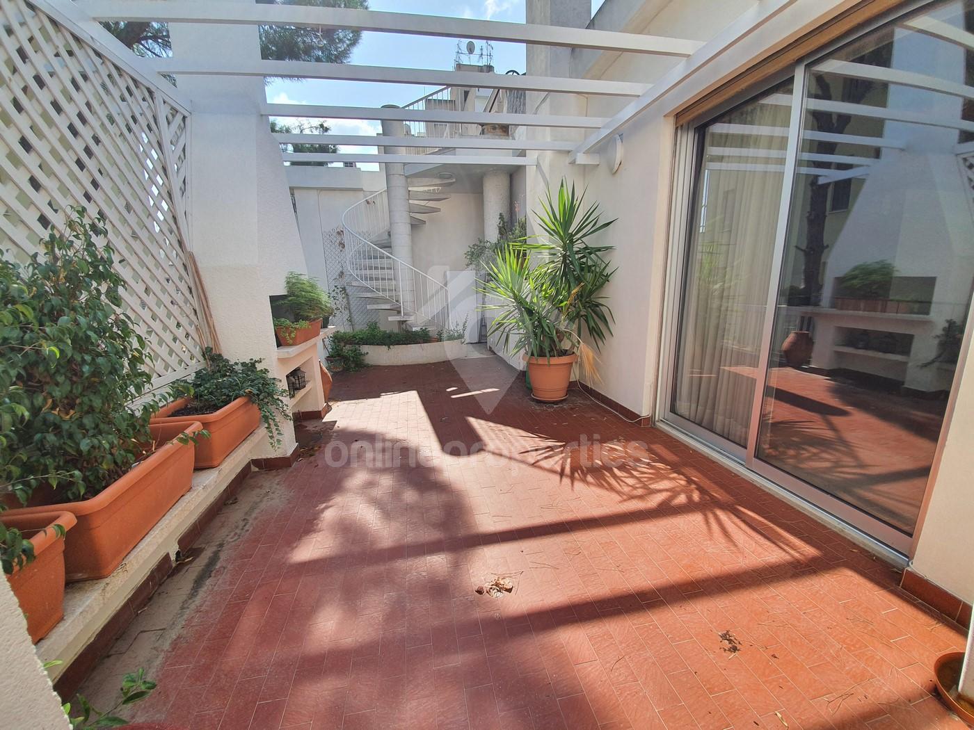 To change image, hover mouse over thumbnails below